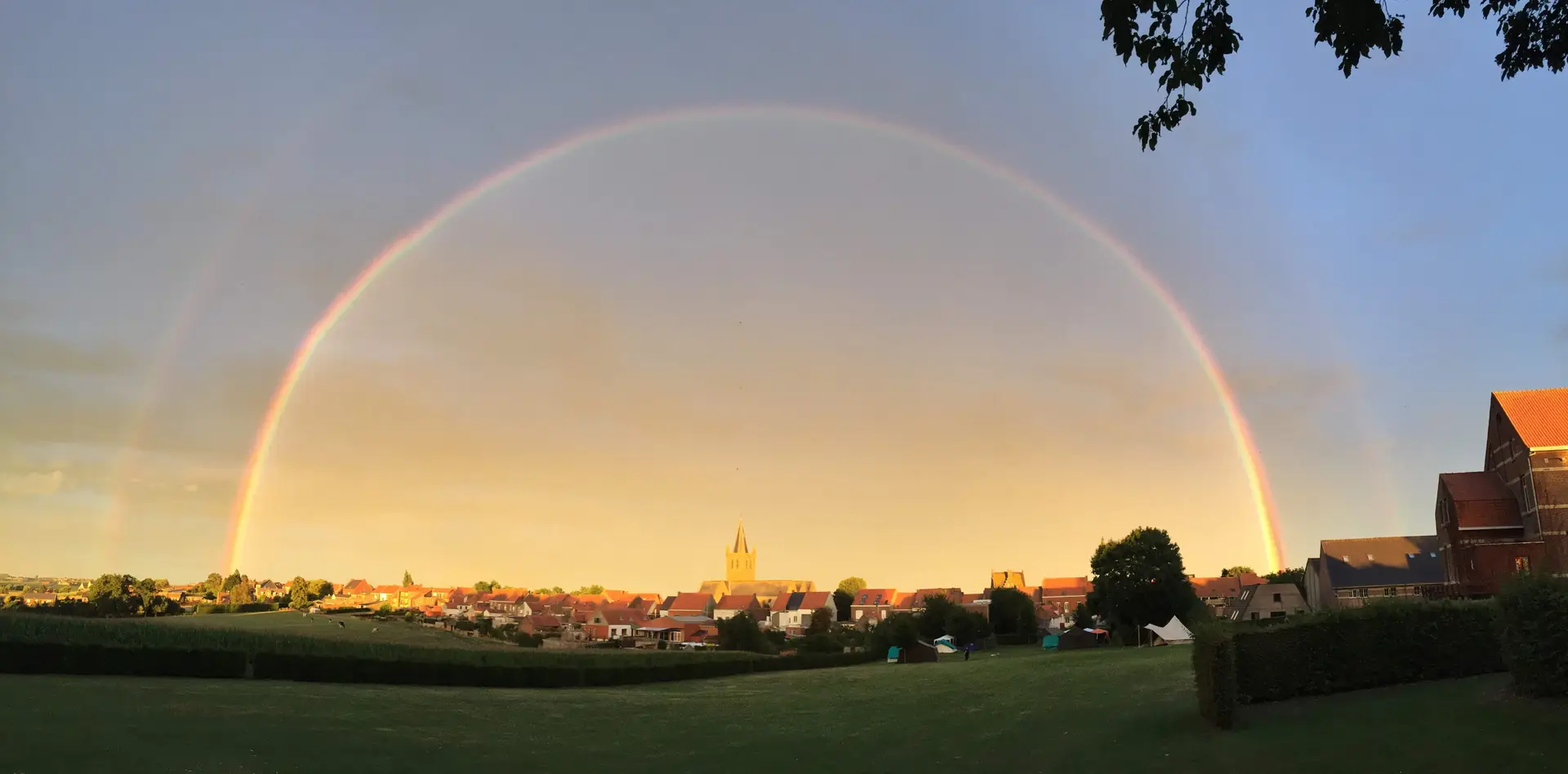 Regenboog boven Domein De Bosgeus